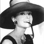 Iconos de estilo: famosísima foto en blanco y negro de Audrey Hepburn con sombrero y gafas de sol