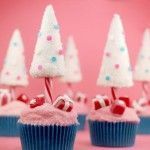cupcakes navideños decorados en color rosa con gominolas y arboles blancos. Los moldes de papel son azules