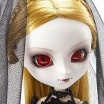 Pullip vampira Elizabeth vampiresa primer plano de la cara, donde se ven los ojos rojos con las pupilas, los colmillos, el collar y el camafeo que lleva en el pecho y la mantilla española con peineta