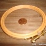 Bastidor de 10 cms de diámetro que utilizo para bordar las alfombras de mi casa de muñecas, Villa Eulalia
