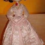 mi Pullip Princess Ann Vacaciones en Roma primer plano del vestido rosa de gala, los guantes y el collar, reproducciones fieles de los que luce Audrey Hepburn en la película