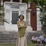 La Señora, Victoria en la puerta de la casona, casa de indiano, en la que se ha rodado la serie