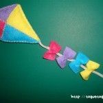 broche OOAK DIY de fieltro con forma de cometa en cuatro colores (malva, celeste, fucsia y amarillo)