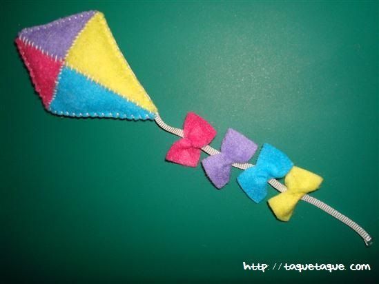 En primavera, cometas de fieltro multicolor…