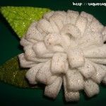 broche OOAK DIY de fieltro blanco y verde (dos tonos) con forma de flor (crisantemo)