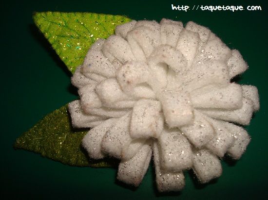 Mi primer broche de fieltro DIY: una flor blanca