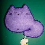 broche OOAK DIY de fieltro malva con forma de gato con abalorios malva en el festón del borde, con una luna con abalorios blancos en el festón del borde y una estrella dorada