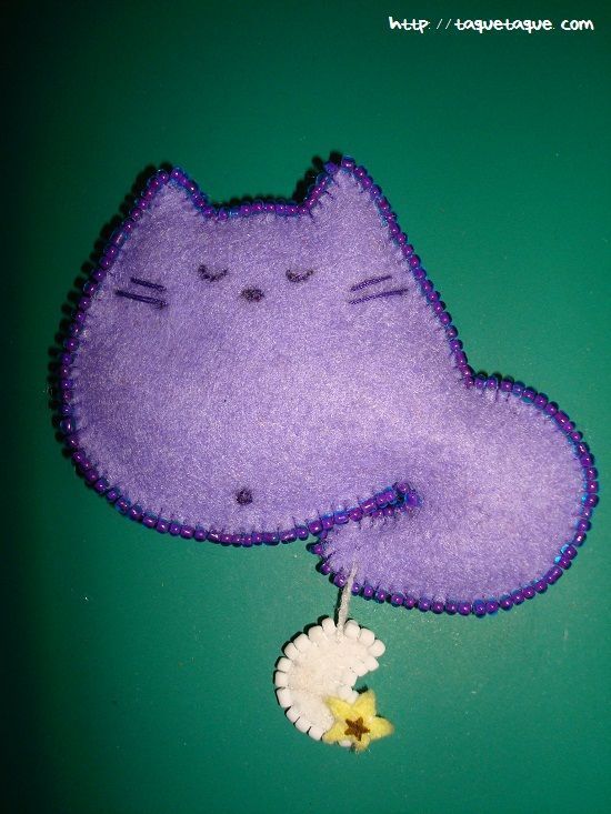 Broches de fieltro DIY: un gatito morado
