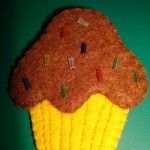 broche OOAK DIY de fieltro con forma de muffin, adornado con abalorios de cristal