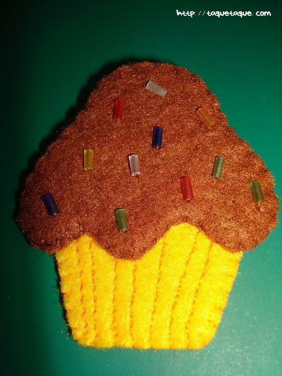Broches de fieltro DIY: un muffin pa comérselo (con los ojos)