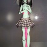 Falda DIY que he hecho para Frankie Stein Dawn of the Dance (Monster High) con un trozo de una camisa de cuadritos vieja y tul negro