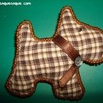 broche DIY con forma de perro en color marrón (reciclando una camisa vieja), con abalorios marrones en el festón del borde