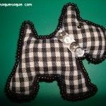 broche DIY con forma de perro, en tela vichy negra, abalorios negros en el festón del borde y lentejuelas plateadas en el collar