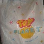 bolsa de Toy Planet repleta de regalos para mi casa de muñecas
