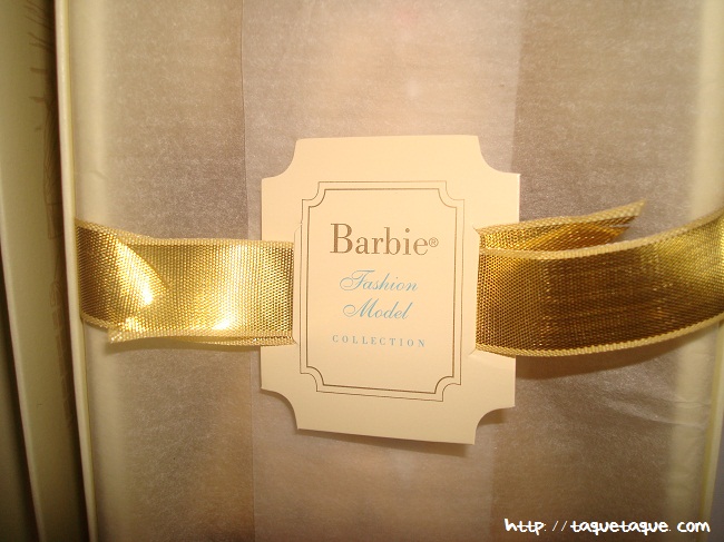 Barbie Silkstone Je ne sais quoi: detalle del lacre, etiqueta, con la que viene precintada la muñeca