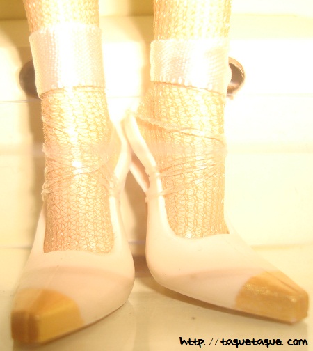 Barbie Silkstone Je ne sais quoi: detalle de los zapatos. Las cintas sujetan la muñeca a la caja