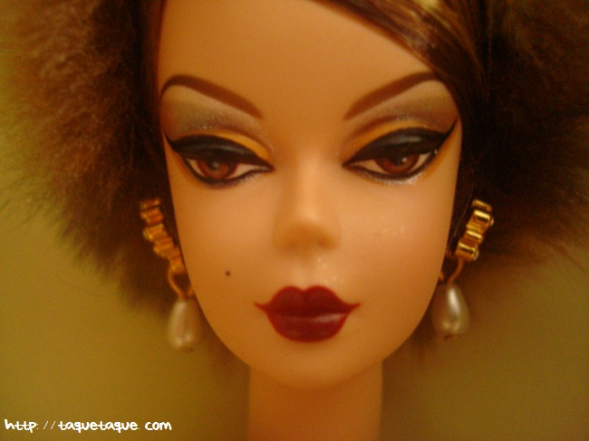 Barbie Silkstone Je ne sais quoi: primer plano de la cara, el maquillaje y los pendientes de la Silkstone