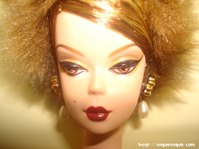 Barbie Silkstone Je ne sais quoi: primer plano de la cara, el maquillaje y los pendientes de la Silkstone