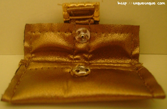 Barbie Silkstone Je ne sais quoi: clutch (bolso de mano) dorado abierto