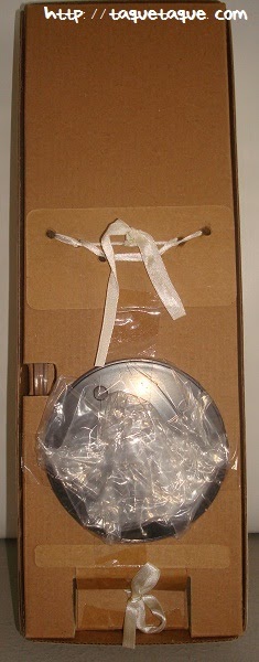 Barbie Silkstone Je ne sais quoi: parte posterior de la caja, en la que se ve la peana y las cintas que sujetan la muñeca a la caja