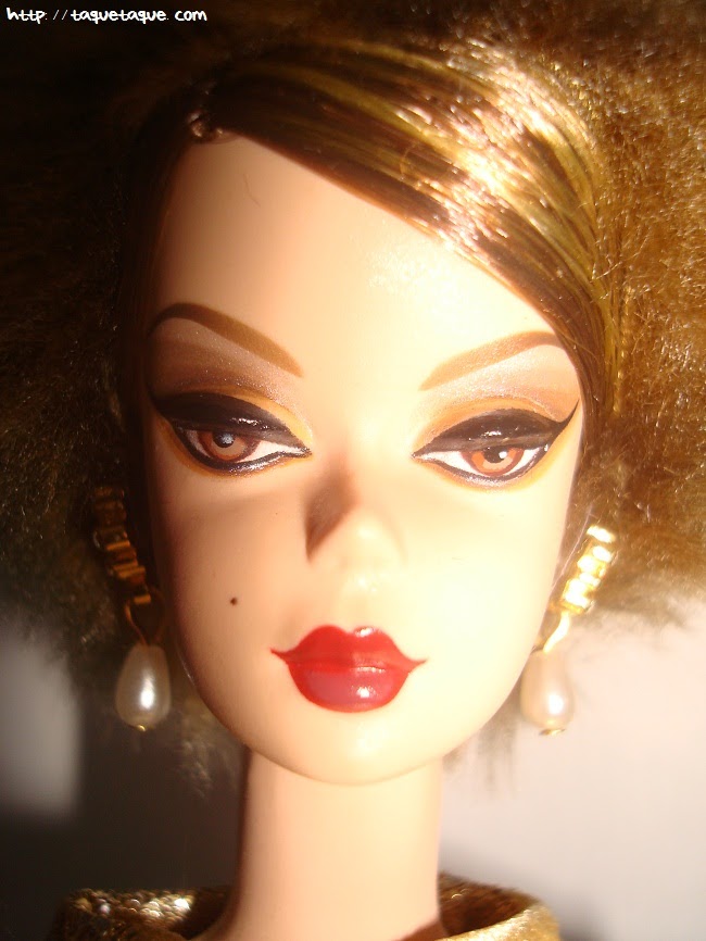 Barbie Silkstone Je ne sais quoi: primer plano de la cara, el maquillaje y los pendientes