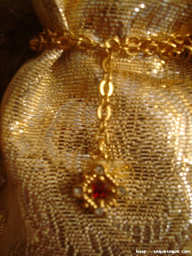 Barbie Silkstone Je ne sais quoi: detalle del cinturon con un colgante a juego con el broche, los pendientes y el brazalete