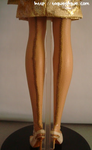 Barbie Silkstone Je ne sais quoi: vista posterior de las piernas, donde se ve la costura de las medias