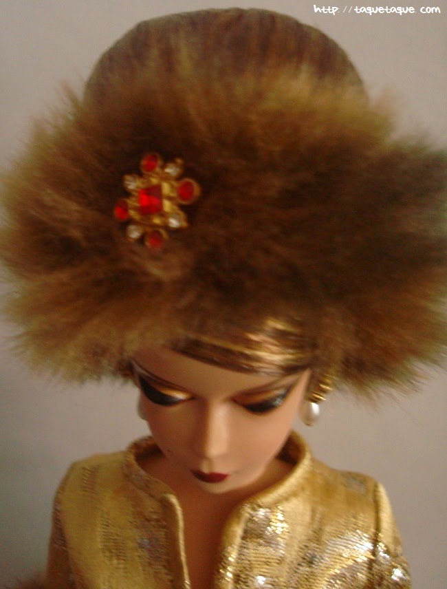 Barbie Silkstone Je ne sais quoi: vista del broche que adorna el tocado
