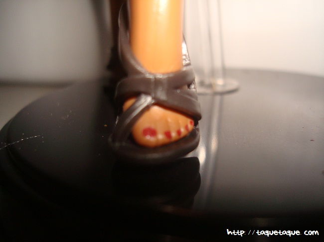 Barbie Basics LBD #10: detalle de las sandalias con las uñas de los pies pintadas (de serie)