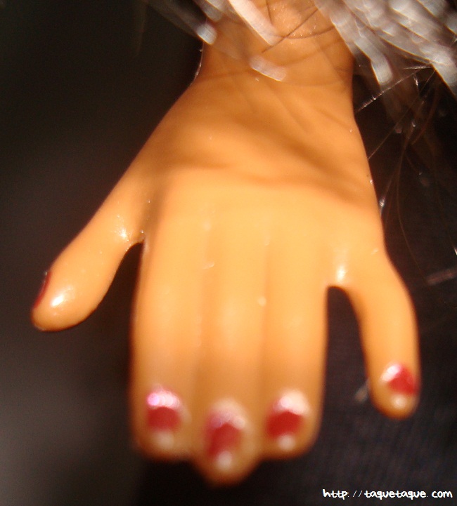 Barbie Basics LBD #10: primer plano de las uñas pintadas (viene así)