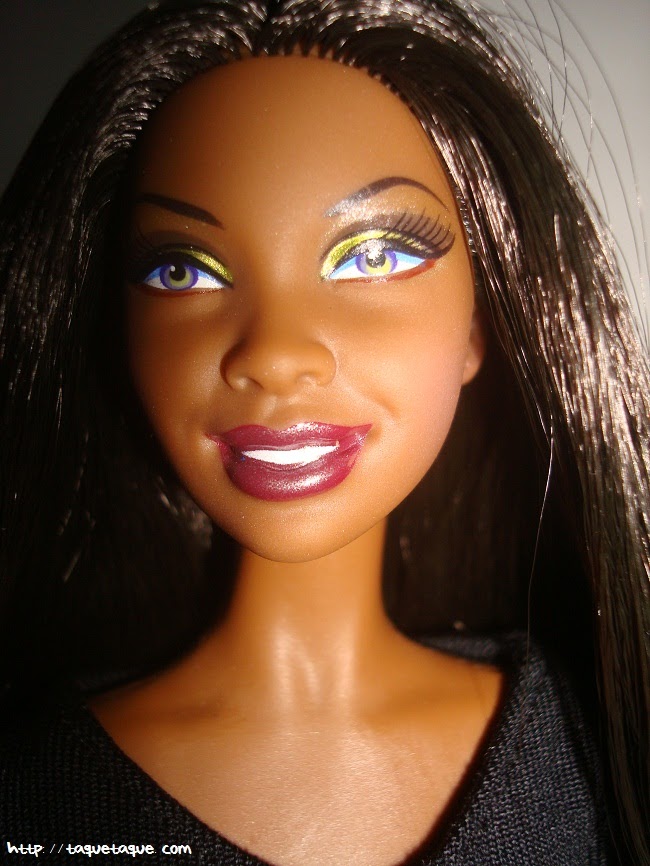 Barbie Basics LBD #10: foto de la cara; destaca el maquillaje dorado de los ojos