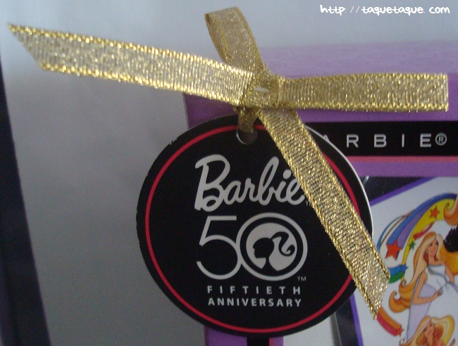 mi Babie Favorita 1977 - Barbie Superstar: detalle de la etiqueta conmemorativa del 50 aniversario de Barbie