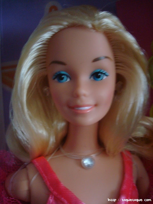 mi Babie Favorita 1977 - Barbie Superstar: detalle de la carita y del busto, donde se ven los pendientes y el colgante