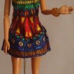 Barbie Fashionista, Sweetie, vestido OOAK DIY by Taqué-Taqué de corte sesentero, con accesorios DIY, pendientes, brazalete, rocalla, multicolor