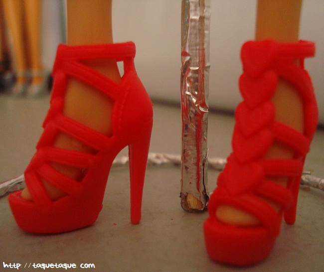 Diseños OOAK DIY by Taque-Taque para Barbie Fashionista: detalle de los zapatos rojos de plataforma