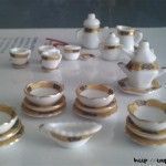 foto parcial (platos, sopera y juego de café) de la vajilla de cerámica que he comprado para mi casa de muñecas