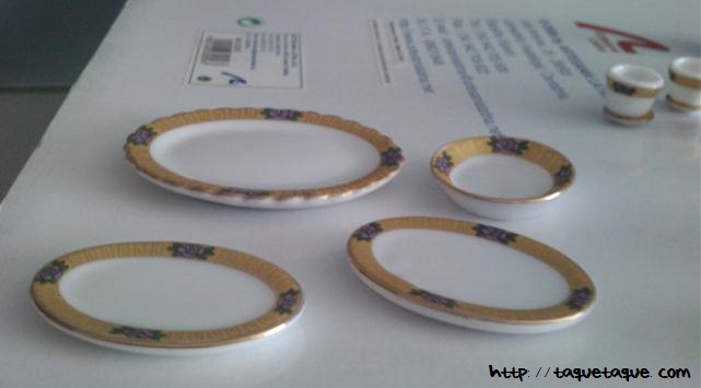 Vajilla de loza con filo dorado (36 piezas) escala 1:12