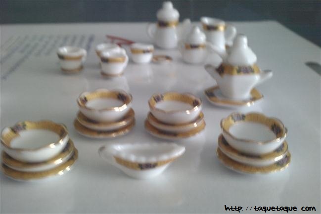 Vajilla de loza con filo dorado (36 piezas) escala 1:12