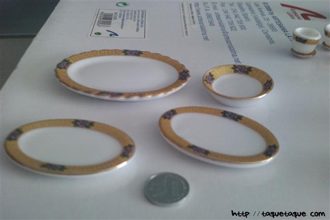 Vajilla de loza con filo dorado (36 piezas) escala 1:12