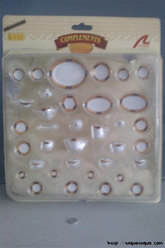 Vajilla de loza con filo dorado (36 piezas) escala 1:12
