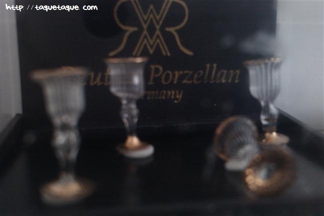 Copas alemanas de cristal con filo dorado escala 1:12