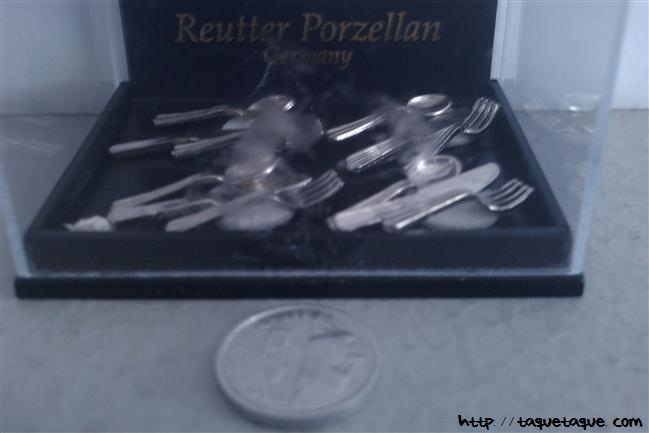 Cubertería plateada de cuatro servicios (doce piezas) escala 1:12