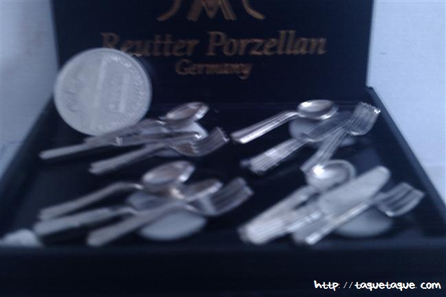 Cubertería plateada de cuatro servicios (doce piezas) escala 1:12