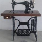 foto de la máquina de coser en miniatura de marca alemana que me han regalado para mi casa de muñecas. Funciona como las de verdad, accionando el pedal. Se ve la máquina completa, incluido el cajón de la mesa.