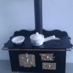foto de la cocina económica, de hierro, de función, de marca alemana que me han regalado para mi casa de muñecas. Se ve toda la cocina, así como el cazo y el cuenco de cerámica