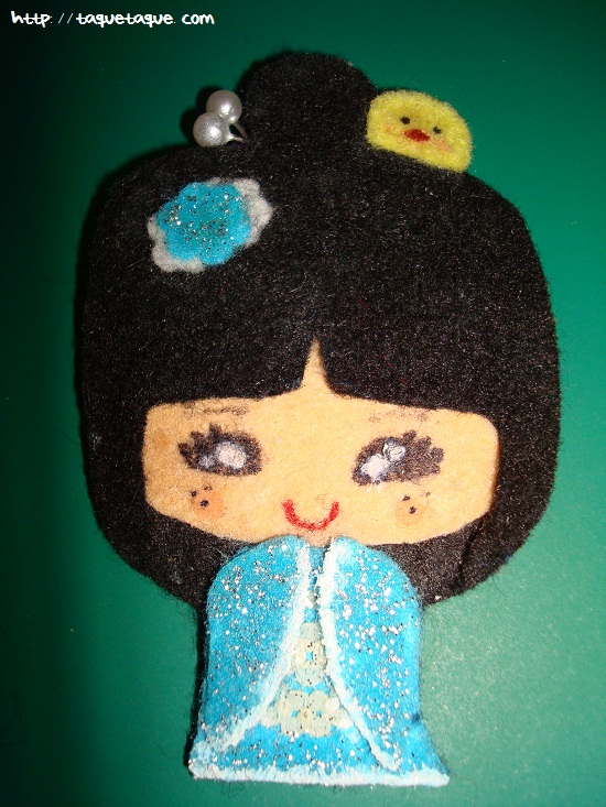 broche DIY OOAK fieltro: kokeshi azul celeste