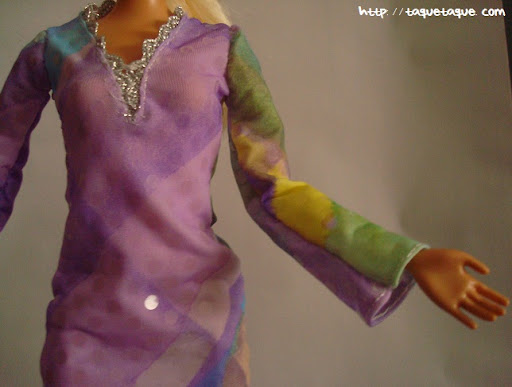 Diseños OOAK DIY by Taque-Taque para Barbie Fashionista: detalle del escote y las mangas acampanadas