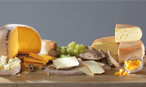 Bruselas Valonia: Queso Chimay: algunas de sus variedades servidas en porciones solas , con pan, uvas o nueces