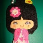 Mi broche favorito: una Kokeshi kawaii en fucsia y celeste