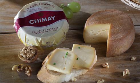 Bruselas Valonia: Una de las variedades del queso Chimay está curado con la cerveza de la misma marca. En la imagen se presenta acompañado con finas hierbas o nueces